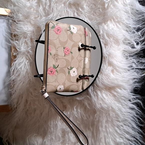 Coach NWTs Corner Zip Floral Print Wristlet - Picture 4 of 5